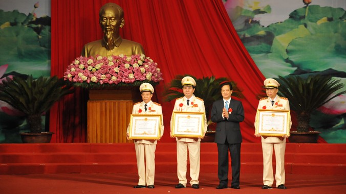 Thủ tướng Nguyễn Tấn Dũng trao Huân chương Quân công hạng Nhất và Nhì cho các lãnh đạo Bộ Công an.