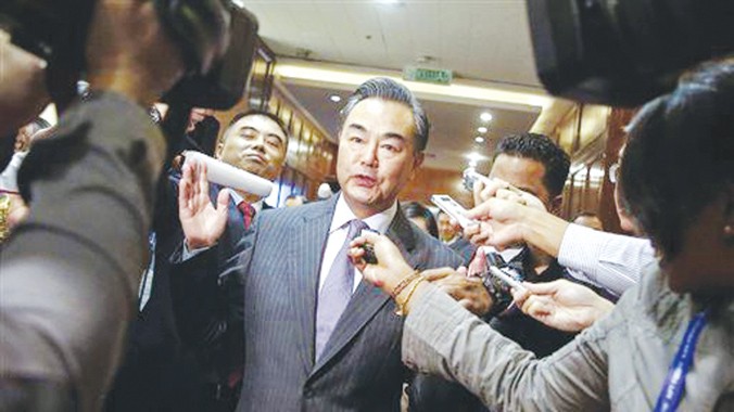 Bộ trưởng Ngoại giao Trung Quốc Vương Nghị trong vòng vây phóng viên tại Malaysia. Ảnh: Getty Images.
