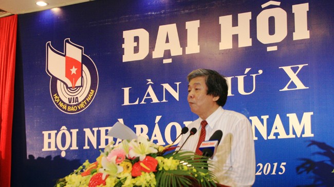 Phó Chủ tịch HNBVN Hà Minh Huệ trình bày báo cáo tại Đại hội.