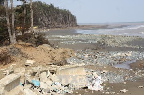 Ðoạn kè bê tông bị sóng biển đánh vỡ tại bờ biển ấp Bàu, xã Hiệp Thạnh, huyện Duyên Hải. Ảnh: Huy Hoàng - TTXVN