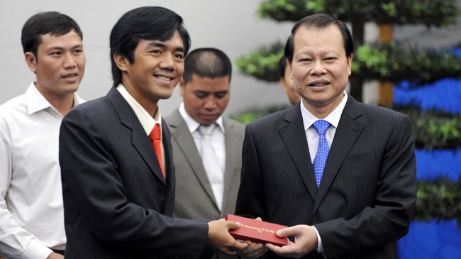 Phó Thủ tướng Vũ Văn Ninh tặng quà lưu niệm cho đại biểu doanh nhân trẻ khởi nghiệp xuất sắc. Ảnh: Xuân Tùng.