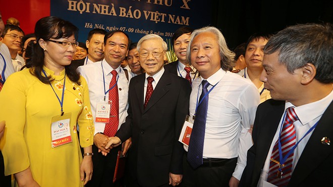 Tổng Bí thư Nguyễn Phú Trọng trò chuyện cùng các đại biểu dự Đại hội. Ảnh: Trí Dũng-TTXVN.