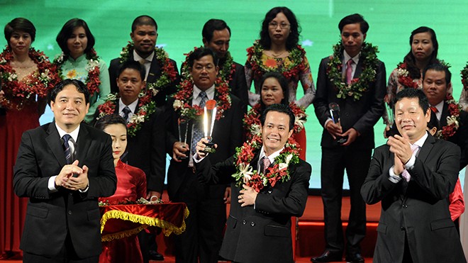 Anh Nguyễn Đắc Vinh và Chủ tịch HĐQT FPT Trương Gia Bình trao danh hiệu cho các doanh nhân trẻ khởi nghiệp xuất sắc năm 2015. Ảnh: Xuân Tùng.