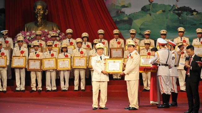 Đại tá Đào Trọng Bằng nhận Bằng khen của Bộ trưởng Bộ Công an ngày 5/8/2015. Ảnh: Tuấn Nguyễn.