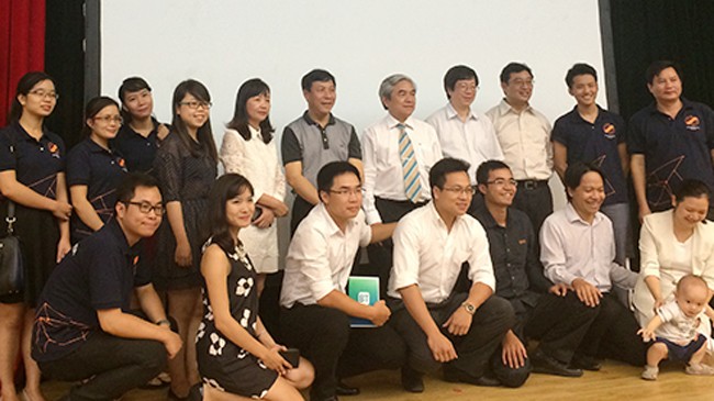 Bộ trưởng Bộ KHCN Nguyễn Quân chụp ảnh cùng các startup đầu tiên của Đề án thương mại hóa công nghệ theo mô hình Thung lũng Silicon tại Việt Nam.