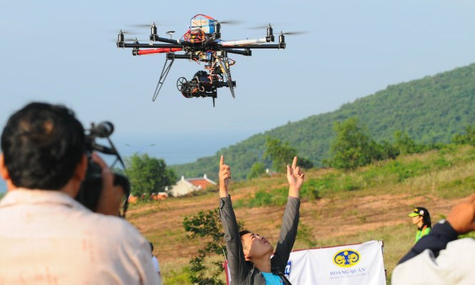 Flycam được sử dụng để quay phim tại một lễ hội ở Bình Thuận. Ảnh: Tuổi trẻ