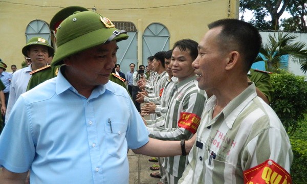 Phó Thủ tướng Nguyễn Xuân Phúc thăm hỏi, trò chuyện với phạm nhân trại giam Xuyên Mộc.