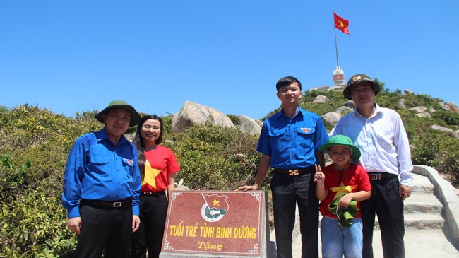 Anh Nguyễn Mạnh Dũng (ngoài cùng bên trái) bên công trình công viên của Tỉnh Đoàn Bình Dương. Ảnh: Hoài Văn.
