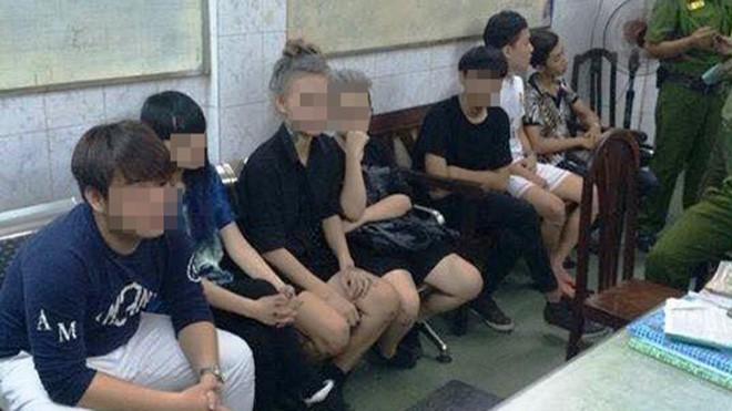 Nhóm bạn trẻ từng hẹn nhau trên Facebook ra phố đi bộ Nguyễn Huệ (TPHCM) để “tỉ thí” bị công an phạt hành chính. Ảnh: Facebook.