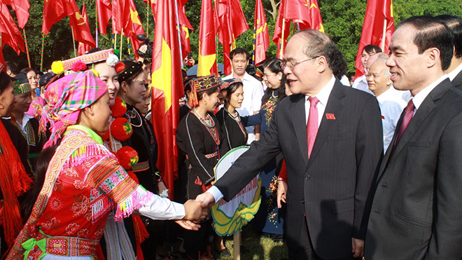 Chủ tịch Quốc hội Nguyễn Sinh Hùng trò chuyện với bà con dân tộc Tuyên Quang. Ảnh: Dũng Nguyễn.