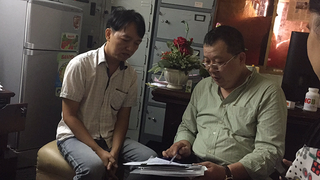 Ông Cường (trái) đã bất hợp tác với cơ quan chức năng sau khi được mời lên Sở Y tế TPHCM làm việc theo lịch.