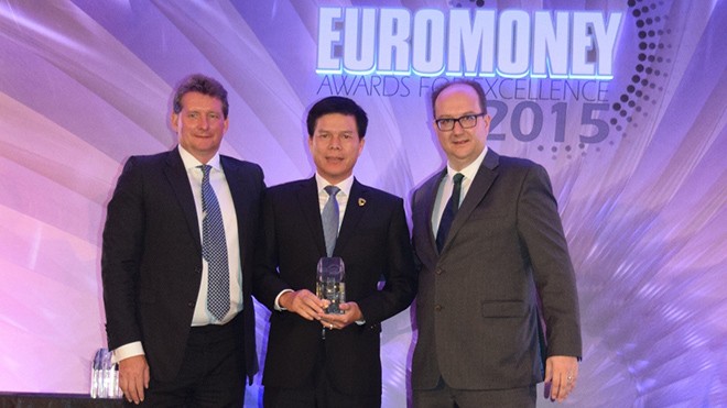 Đại diện Vietcombank, ông Phạm Mạnh Thắng - Phó Tổng giám đốc (đứng giữa) nhận giải thưởng “Ngân hàng tốt nhất Việt Nam năm 2015” do Tạp chí Euromoney trao tặng.