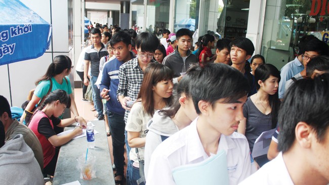 Hàng ngàn thí sinh xếp hàng rút hồ sơ tại một trường ĐH ở TPHCM.