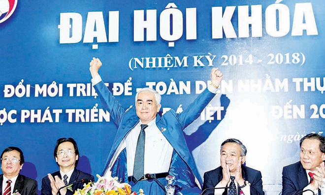 Ông Lê Hùng Dũng ăn mừng trúng cử Chủ tịch VFF nhiệm kỳ 2014-2018. Ảnh: VSI.