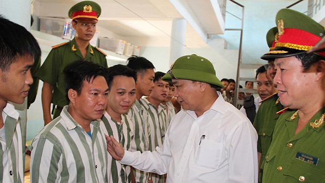 Phó Thủ tướng Nguyễn Xuân Phúc ngày 16/8 thăm hỏi, dặn dò những người được xét đặc xá dịp Quốc khánh 2/9 tại Trại giam Xuân Lộc, tỉnh Đồng Nai. Ảnh: TTXVN.