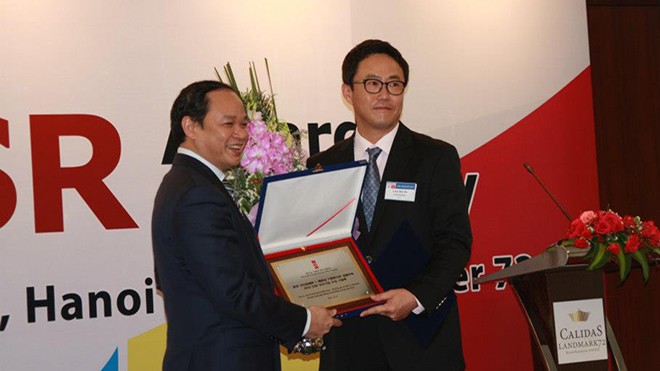 Ông Choi Bundo (phải), Giám đốc Công ty PTV nhận giải thưởng Trách nhiệm xã hội do Bộ Kế hoạch và Đầu tư trao tặng.
