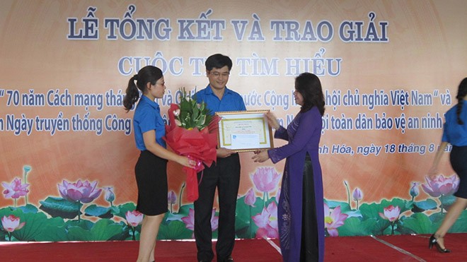 Lãnh đạo tỉnh Thanh Hóa cùng Ban tổ chức trao giải thưởng cho cá nhân, tập thể tham gia cuộc thi. Ảnh: Hoàng Lam.