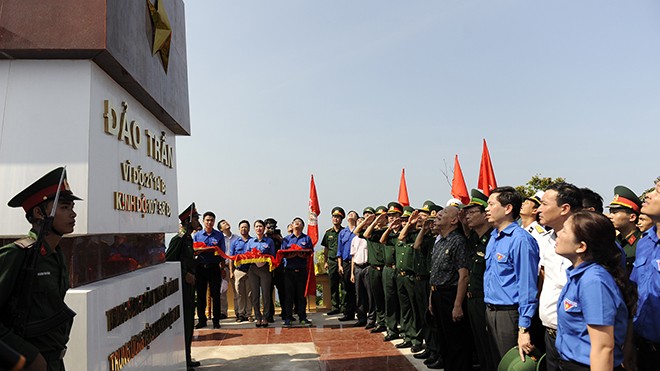 Lễ chào cờ tại cột cờ chủ quyền Tổ quốc trên đảo Trần ngày 22/8. Ảnh: Xuân Tùng.