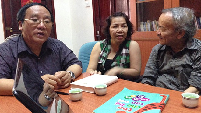 Các nhà văn (từ trái qua): Trần Đăng Khoa, Nguyễn Thị Anh Thư, Nguyễn Hoàng Sơn tại Trung tâm.