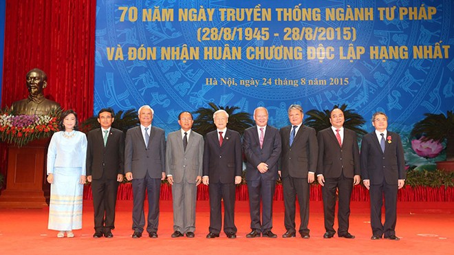 Tổng Bí thư Nguyễn Phú Trọng, Phó Thủ tướng Nguyễn Xuân Phúc, Phó Chủ tịch Quốc hội Uông Chu Lưu và các đồng chí lãnh đạo Bộ Tư pháp với các đại biểu quốc tế tại Lễ kỷ niệm. Ảnh: TTXVN.