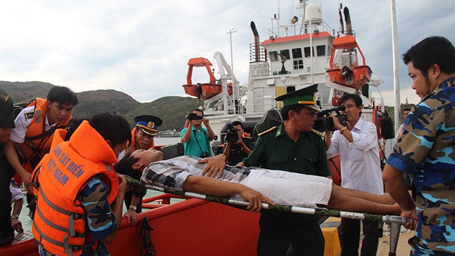Ngư dân Bùi Tiên Sang được Cảnh sát biển đưa vào bờ cấp cứu. Ảnh: Hoài Văn.