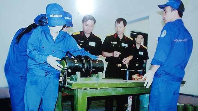 Tổng lắp đạn pháo lễ 105mm tại Nhà máy Z113.