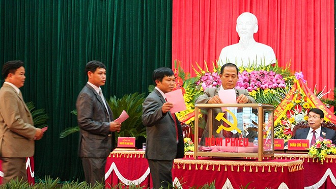 Bỏ phiếu bầu BCH Đảng bộ huyện Ba Vì. Ảnh: Bảo Lâm.