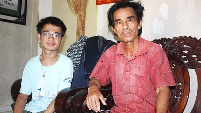 Nguyễn Trọng Tín và cha mình.