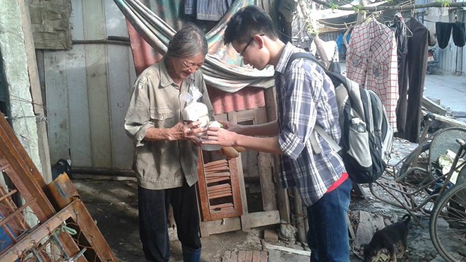 Sau khi xử lý thực phẩm, thành viên Hà Nội đủ phân phát tận tay cho người nghèo tại xóm trọ Long Biên. Ảnh: Nguyễn Hoan.