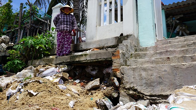 Thềm nhà bà Phan Thị Lịch ở thôn Đông Nam bị hở hàm ếch do mất cát.