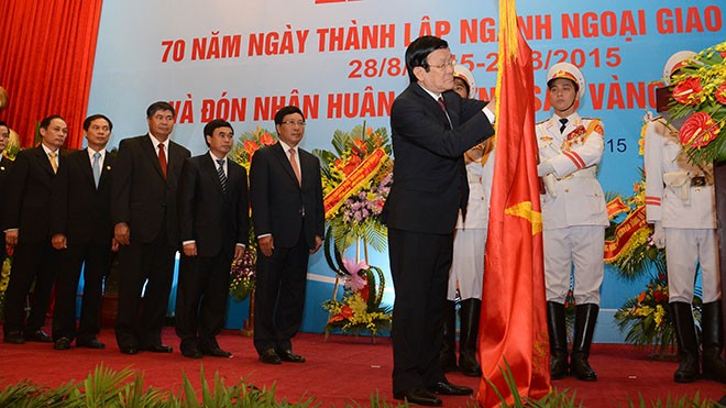 Chủ tịch nước Trương Tấn Sang trao tặng Huân chương Sao vàng lần thứ hai cho Bộ Ngoại giao. Ảnh: Như Ý. 