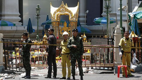 Cảnh sát phong tỏa đền Erawan một ngày sau vụ đánh bom.