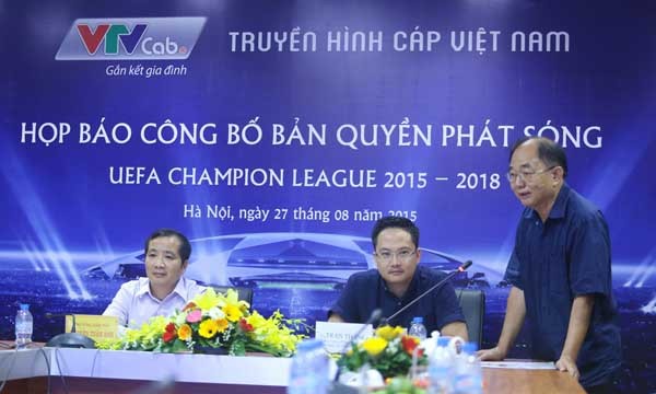 Đại diện VTVcab và nhà báo Vũ Công Lập trong cuộc họp báo công bố bản quyền UEFA Champions League. Ảnh: Thể thao văn hóa