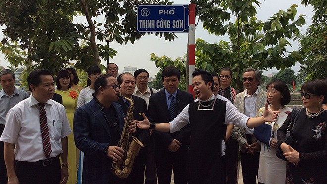 Nghệ sĩ (Trần Mạnh Tuấn, Tùng Dương) trình diễn ca khúc của Trịnh Công Sơn trên đường phố mang tên nhạc sĩ. Ảnh: DPV.