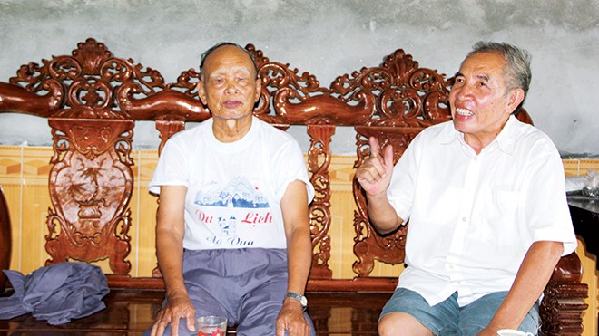 Thầy giáo Kim Văn Bái (trái) và cụ Kim Toàn Thắng đang say sưa kể chuyện về Bí thư Kim Ngọc.