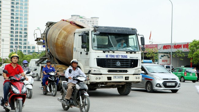 Hàng loạt xe trộn bê tông Việt Trung chạy trên đường Dương Đình Nghệ vào lúc 15h30 phút chiều ngày 28/8. Ảnh: Ngọc Châu.