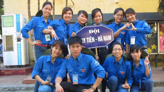 Thanh Thủy (hàng đầu, ngoài cùng bên trái) trong chuyến tình nguyện tại Trung tâm Điều dưỡng thương binh Duy Tiên (Hà Nam).