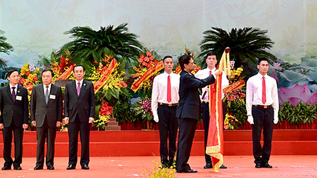 Thay mặt lãnh đạo Đảng, Nhà nước, Thủ tướng Nguyễn Tấn Dũng trao tặng Huân chương Độc lập hạng Nhất cho VPCP. Ảnh: Đoàn Bắc.