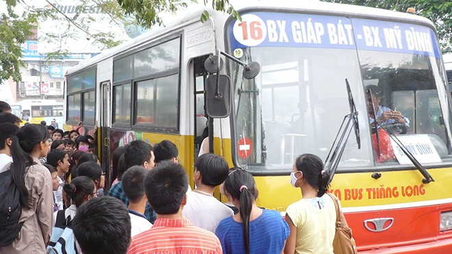 Theo lãnh đạo thành phố Hà Nội, điều chỉnh lại lộ trình tuyến xe buýt để phù hợp với thực tế đi lại của người dân đặc biệt là học sinh, sinh viên. Ảnh: A.Trọng.