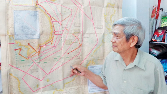 Đại tá Trần Phong đang giải thích về 5 tuyến đường vượt biển Đông để vận chuyển vũ khí từ Bắc vào Nam. Ảnh: T.Đ.