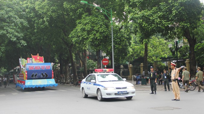 Từ 21 giờ tối nay, gần 40 tuyến đường Hà Nội bị cấm phương tiện để phục Lễ diễu binh diễu hành. Ảnh: A.T.