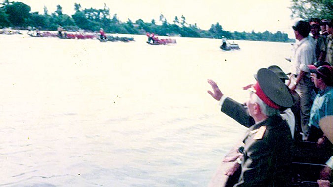 Đại tướng Võ Nguyên Giáp về quê xem đua thuyền năm 1999 (ảnh do ông Đỗ Trung Tiến chụp lại tại nhà Đại tướng năm 2008).