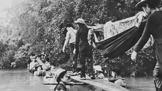 Bức ảnh độc đáo “Cầu người” của phóng viên ảnh chiến trường Phạm Văn Thính.