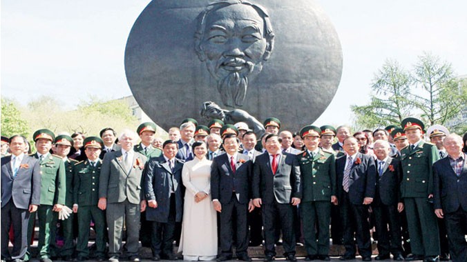 Chủ tịch nước Trương Tấn Sang và các đại biểu dự lễ đặt lẵng hoa tại Tượng đài Chủ tịch Hồ Chí Minh ở thủ đô Mátxcơva (Nga) ngày 8/5/2015. Ảnh: TTXVN.