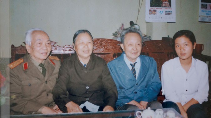 Đại tướng Võ Nguyên Giáp trò chuyện với ông Lạc, bà Hữu tại nhà riêng (Thái Nguyên).
