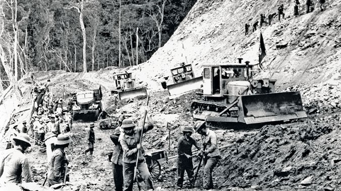 Trung đoàn 6 công binh anh hùng Bộ đội Trường Sơn trong nhiệm vụ mở đường lớn bằng phương tiện cơ giới chuẩn bị cho Chiến dịch Tổng công kích mùa Xuân 1975.