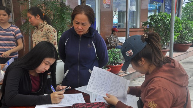 Thí sinh làm hồ sơ đăng ký NVBS tại trường ĐH Nguyễn Tất Thành. Ảnh: N.D.