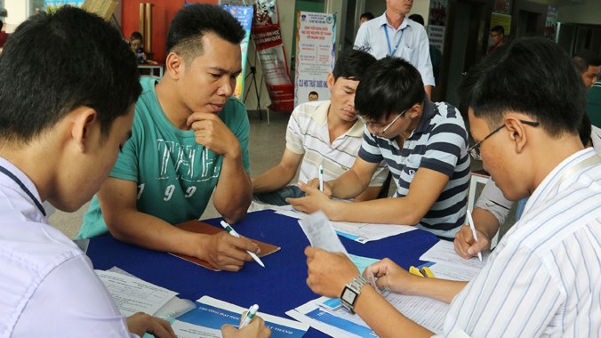 Thí sinh làm hồ sơ xét tuyển NVBS tại trường ĐH Nguyễn Tất Thành.