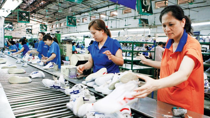 Công nhân trong dây chuyền sản xuất giầy vải Thượng Đình, Hà Nội. Ảnh: Hồng Vĩnh.