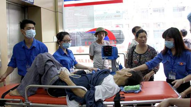 Các tình nguyện viên giúp đỡ người bệnh tại BV Bạch Mai (Hà Nội).